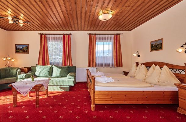 Familienzimmer mit getrennten Schlafzimmern