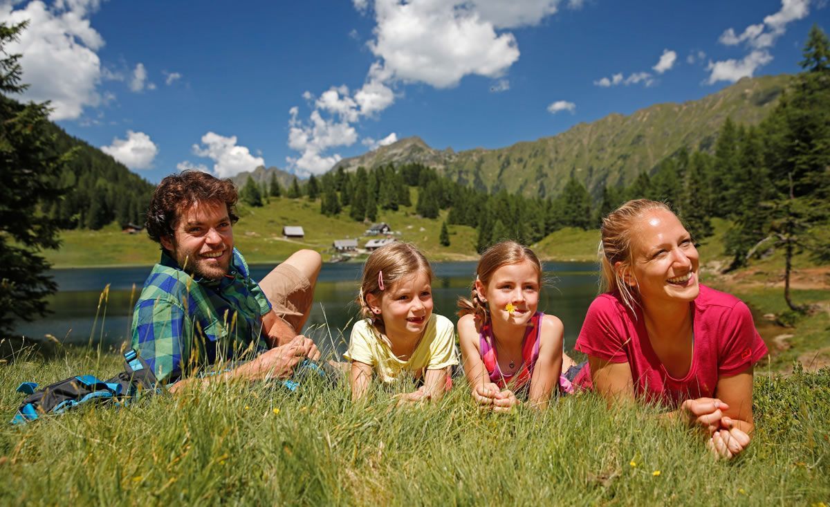 Gemeinsame Familienwanderung in der Region Schladming-Dachstein